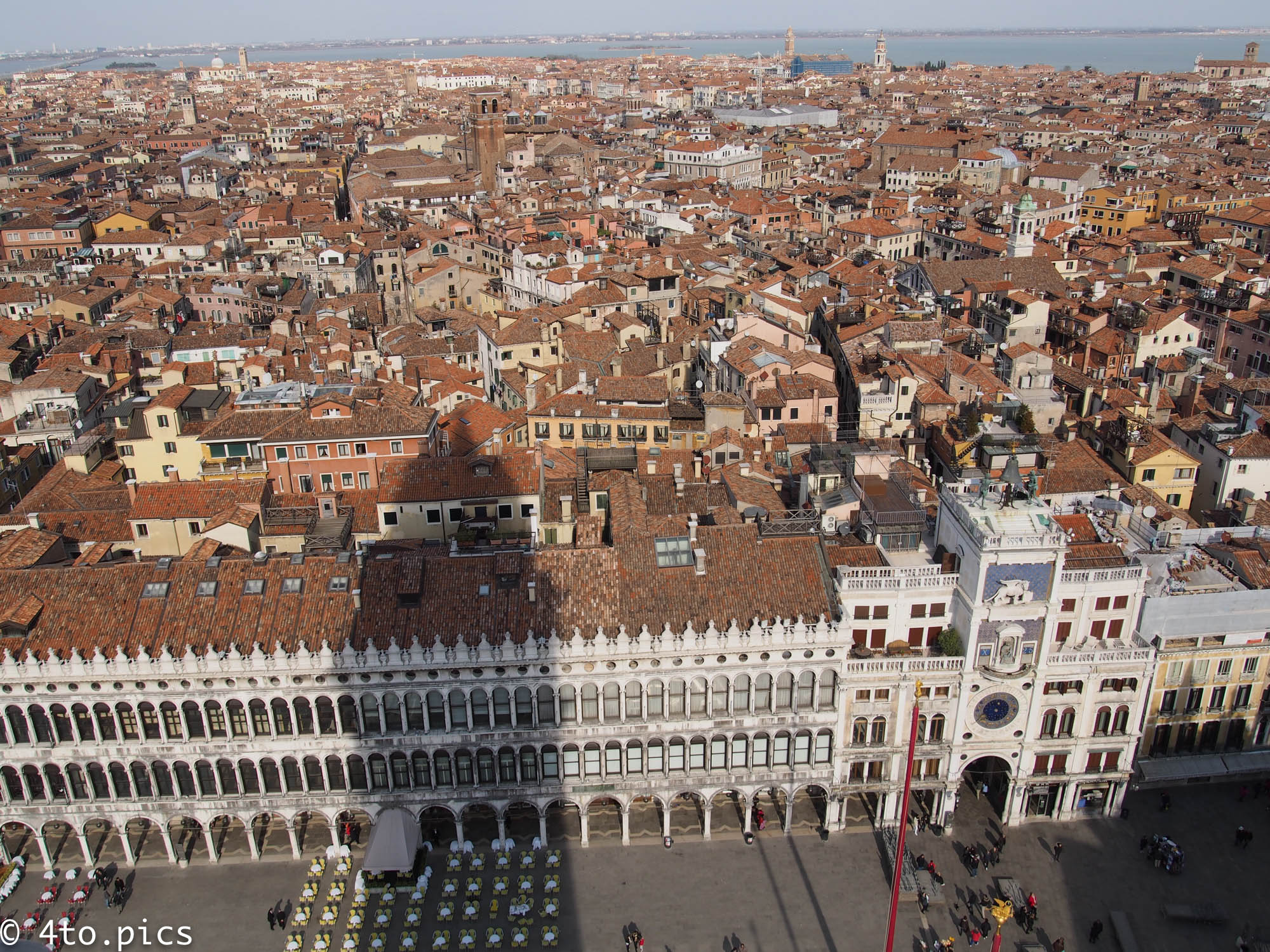 サンマルコ広場の鐘楼よりヴェネツィアを眺む