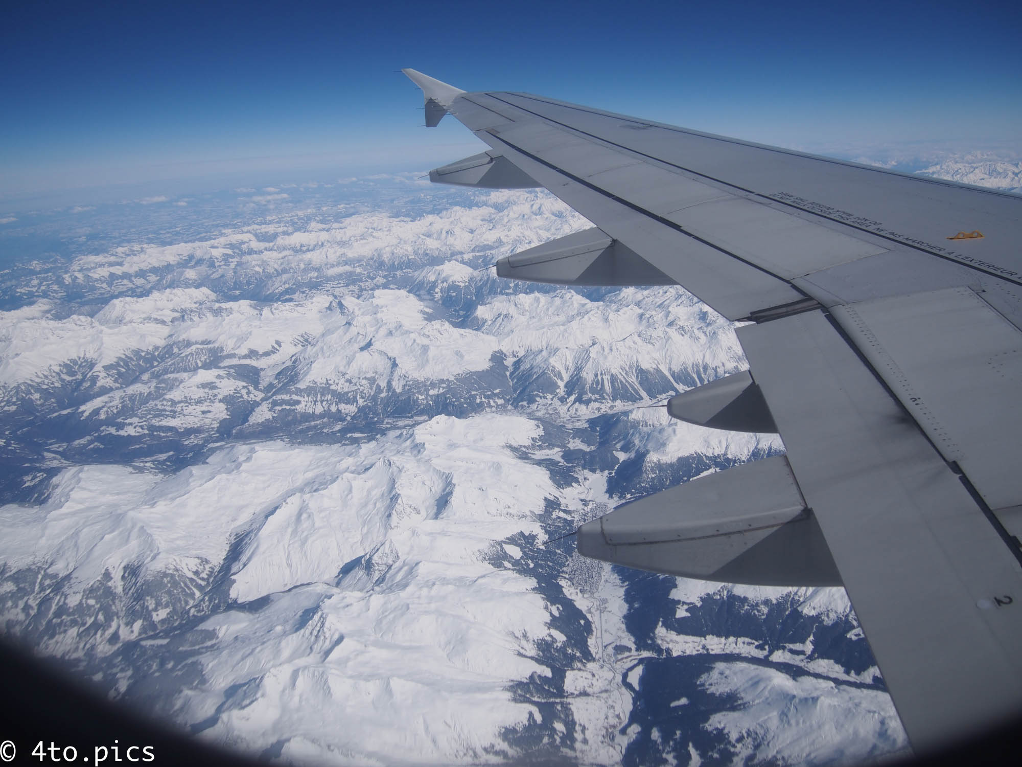 イタリアに向かう機内よりアルプス山脈を眺む