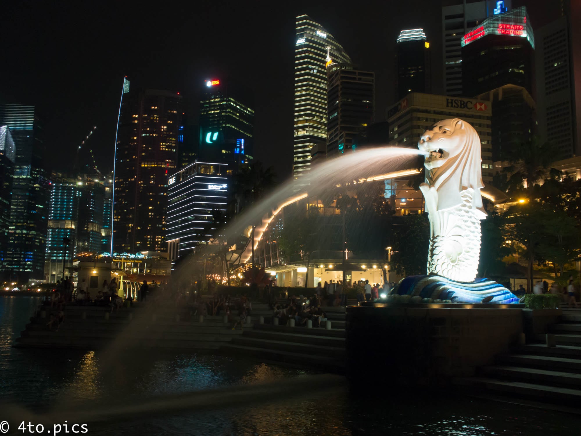 [シンガポール]夜のマーライオン…ライトアップされてますます際立つ存在感。