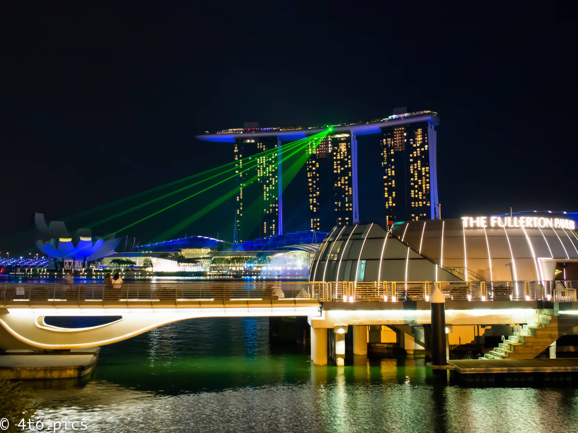 [シンガポール]マリーナ・ベイ・サンズを眺める。毎晩光の祭典が開催されていて、深夜まで光と音楽を愉しめます。